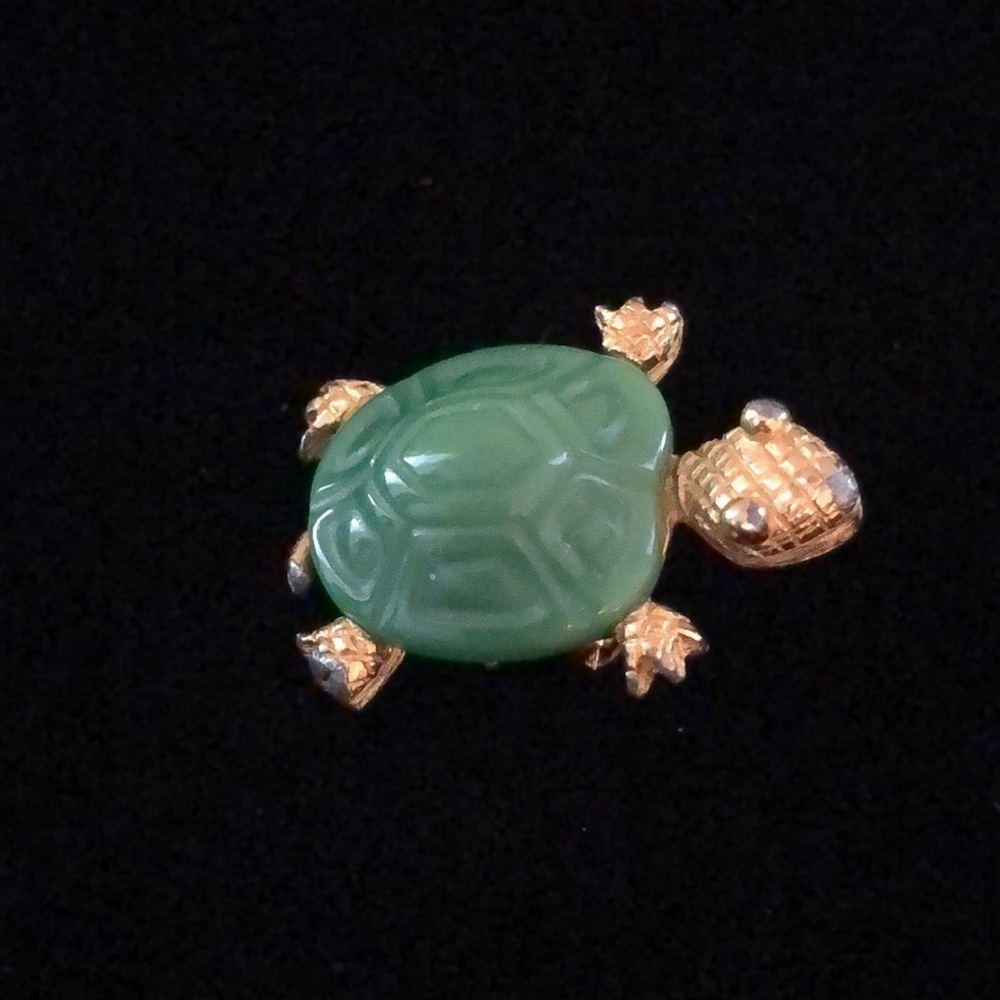 Vintage Crown Trifari Gold Tone Green Lucite Turtle Brooch Pin
